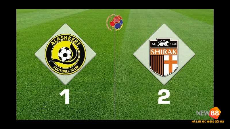 Cầu thủ của Alashkert đang dốc hết sức m&igrave;nh để tranh chấp b&oacute;ng với cầu thủ của Shirak&hellip;