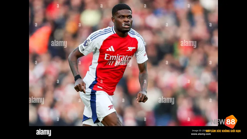 Cầu thủ Arsenal thực hiện c&uacute; s&uacute;t mạnh từ ngo&agrave;i v&ograve;ng cấm trong trận đấu với West Ham