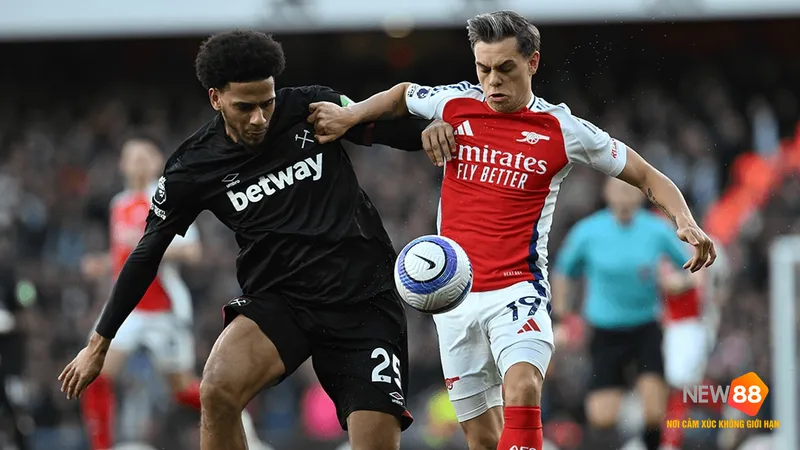 Cầu thủ Arsenal với nỗ lực đ&aacute;nh đầu trong trận đấu với West Ham