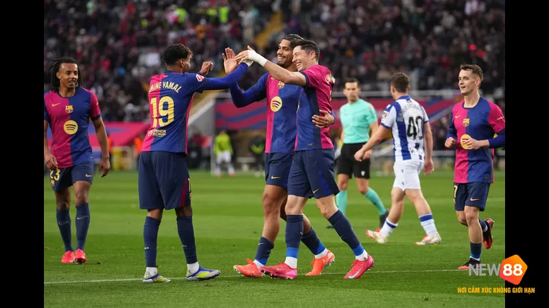 Cầu thủ Messi của Barca vượt qua hậu vệ của Real Sociedad với kỹ thuật đi b&oacute;ng tinh tế