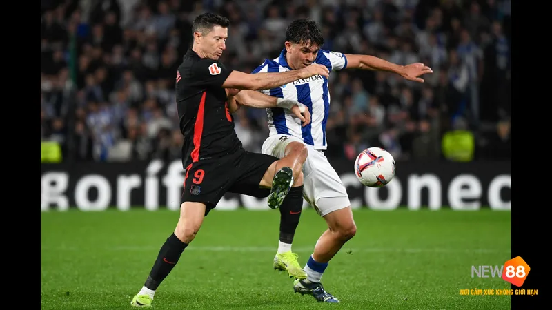 Cầu thủ Barca vượt qua hậu vệ Real Sociedad với tốc độ v&agrave; sự linh hoạt