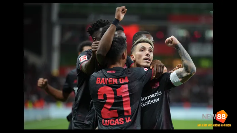 Cầu thủ của Bayer Leverkusen đi b&oacute;ng qua hậu vệ của PSV trong trận đấu