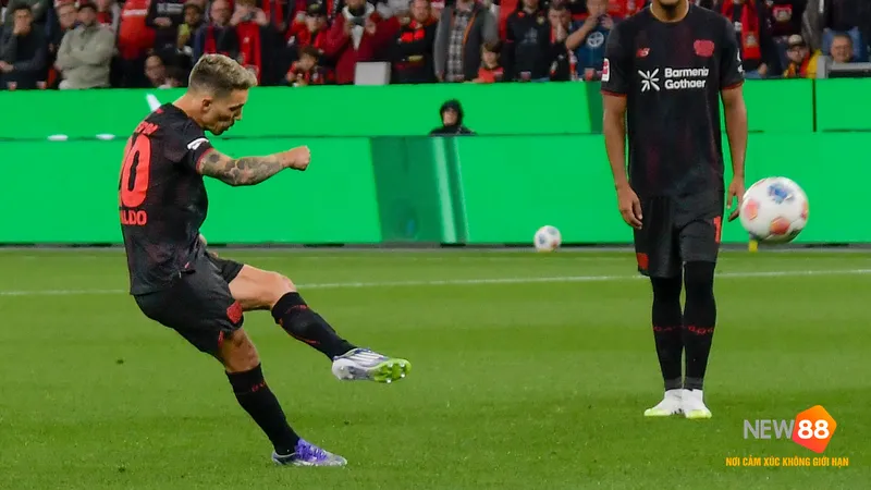 Cầu thủ của Bayer Leverkusen vượt qua ph&ograve;ng ngự của PSV trong trận đấu