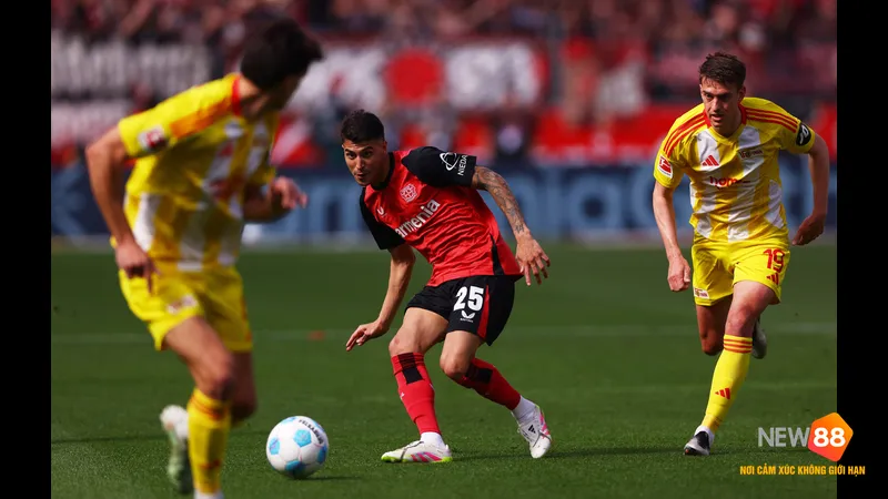 Cầu thủ Bayer Leverkusen chiến đấu gay gắt với cầu thủ Union Berlin để gi&agrave;nh quyền kiểm&hellip;