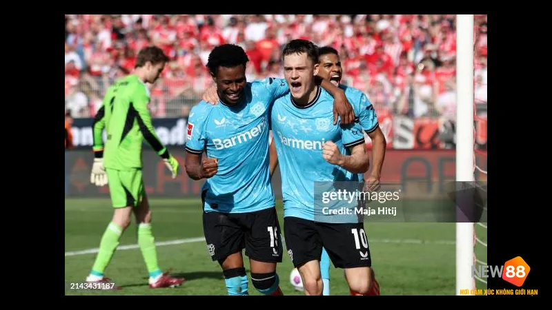 Cầu thủ Bayer Leverkusen băng qua h&agrave;ng ph&ograve;ng ngự của Union Berlin