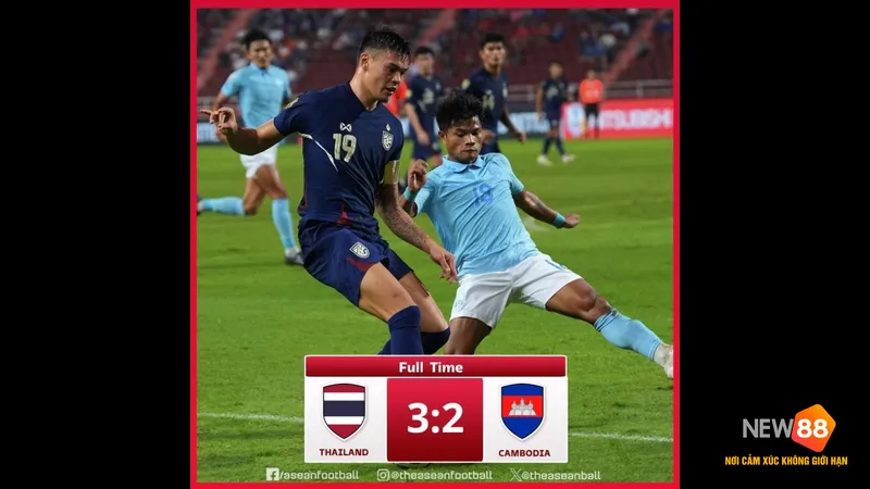 Cầu thủ Belarus U17 chiến đấu quyết liệt để cướp b&oacute;ng khỏi cầu thủ Na Uy U17