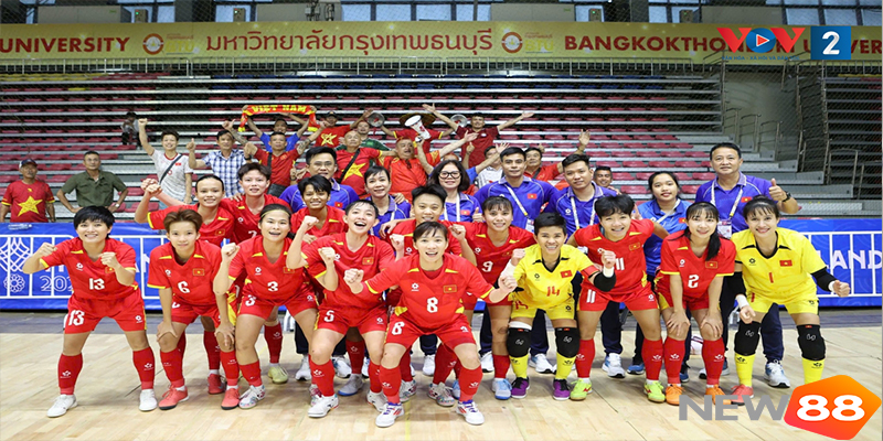 B&oacute;ng đ&aacute; futsal nữ Việt Nam n&acirc;ng cao HCV SEA Games 33