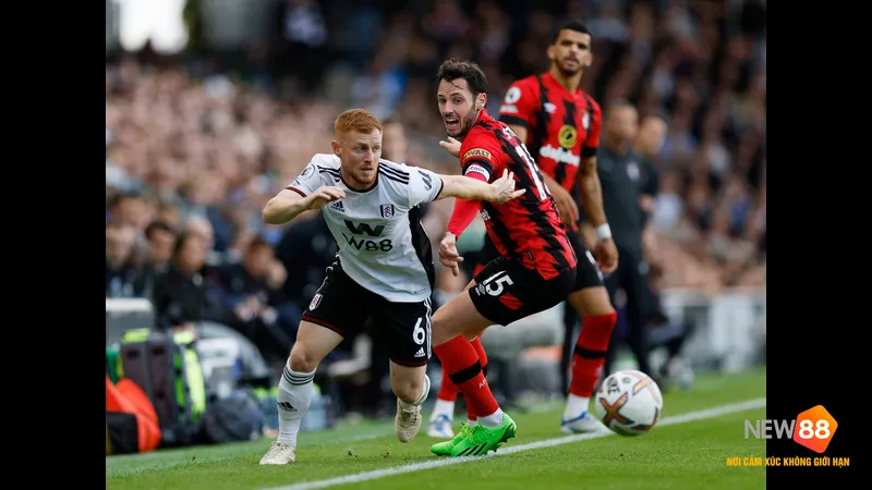 Cầu thủ của Bournemouth nỗ lực chống chọi với cầu thủ của Fulham trong trận đấu quyết&hellip;
