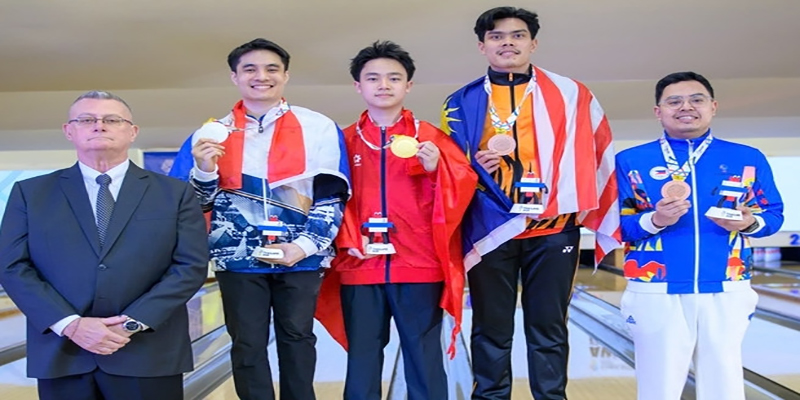 Khoảnh khắc Trần Ho&agrave;ng Kh&ocirc;i nhận Huy chương V&agrave;ng