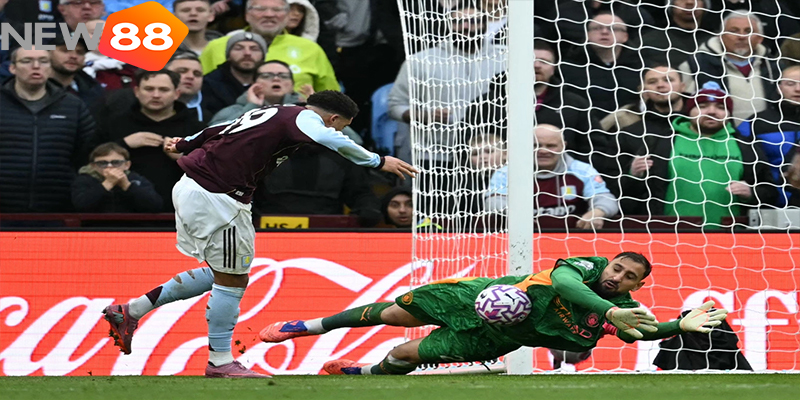 Thủ m&ocirc;n Donnarumma xuất sắc cản ph&aacute; cơ hội của Sunderland