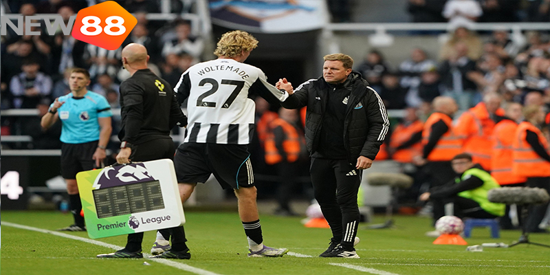 HLV Eddie Howe trao đổi chiến thuật c&ugrave;ng Woltemade