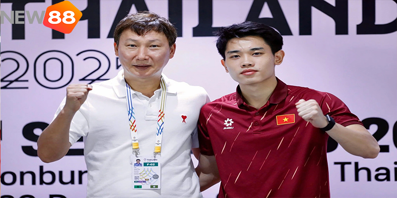 Khoảnh khắc HLV Kim Sang-sik đầy cảm x&uacute;c tr&ecirc;n s&acirc;n Rajamangala