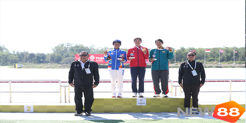 Hồ Thị Duy x&uacute;c động tr&ecirc;n bục nhận huy chương SEA Games 33