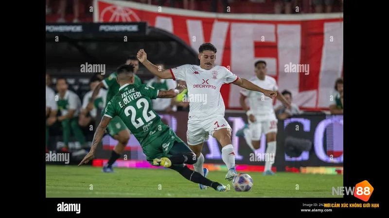 Cầu thủ Huracan vượt qua hậu vệ Banfield bằng kỹ thuật đi b&oacute;ng tinh tế.