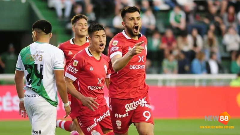 Cầu thủ Huracan vượt qua ph&ograve;ng ngự của Banfield trong trận đấu b&oacute;ng đ&aacute;