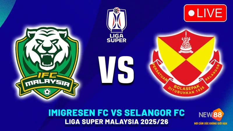 Cầu thủ Imigresen chiến đấu với cầu thủ Selangor để gi&agrave;nh quyền kiểm so&aacute;t b&oacute;ng