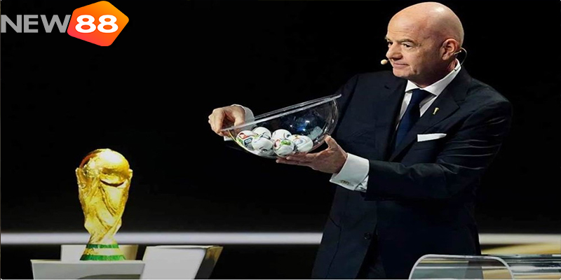 Chủ tịch FIFA Infantino b&ecirc;n c&uacute;p v&agrave;ng World Cup