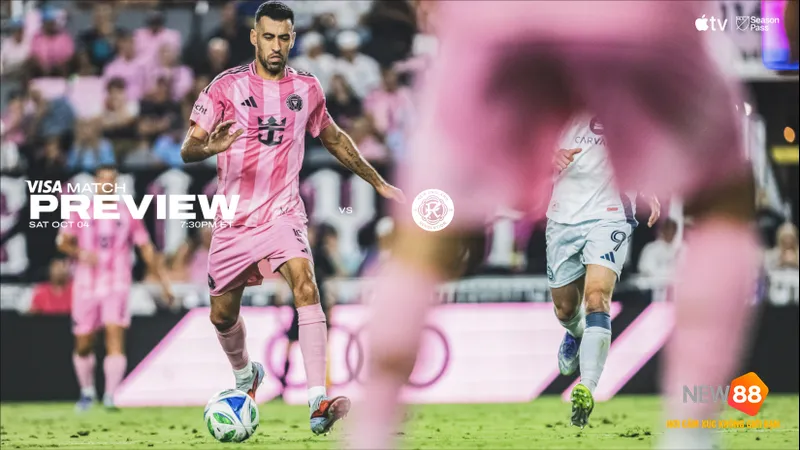 Cầu thủ của Inter Miami chống chọi với cầu thủ của New England để gi&agrave;nh quyền kiểm so&aacute;t&hellip;
