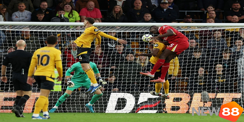 Liverpool thủng lưới từ phạt g&oacute;c trước Wolves