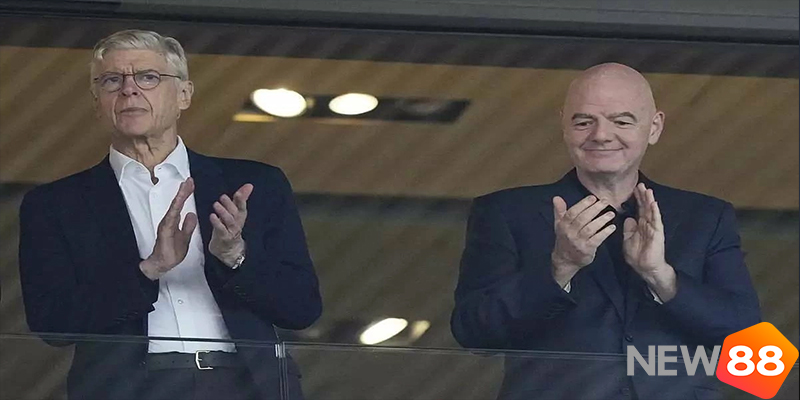 Wenger v&agrave; Chủ tịch FIFA Gianni Infantino