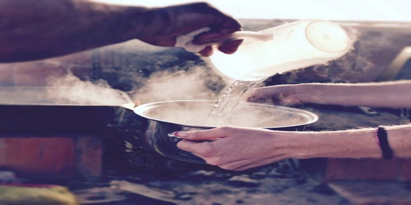 Ngủ mơ thấy nước s&ocirc;i thể hiện cuộc sống vất vả
