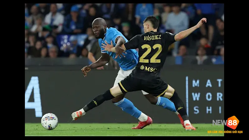 Cầu thủ Napoli d&ugrave;ng kỹ thuật vượt qua cầu thủ Genoa tr&ecirc;n s&acirc;n