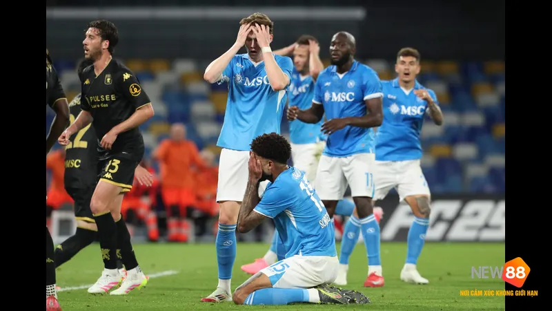 Cầu thủ Napoli vượt qua cầu thủ Genoa để tiến v&agrave;o v&ograve;ng cấm địa đối phương