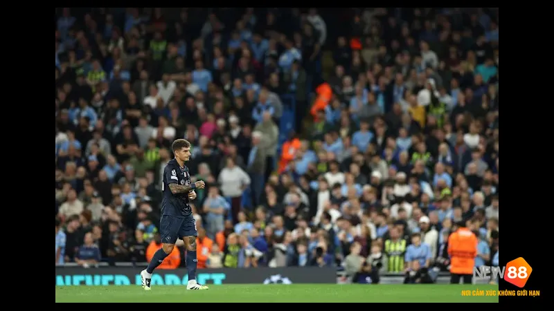Cầu thủ Napoli đang tung c&uacute; s&uacute;t mạnh mẽ v&agrave;o khung th&agrave;nh của Sporting CP