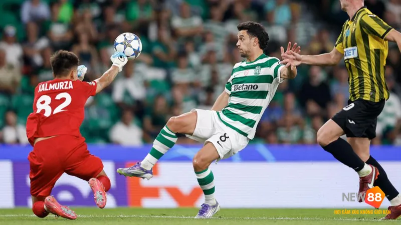 Cầu thủ Napoli chiến đấu quyết liệt với cầu thủ Sporting CP để giữ b&oacute;ng.