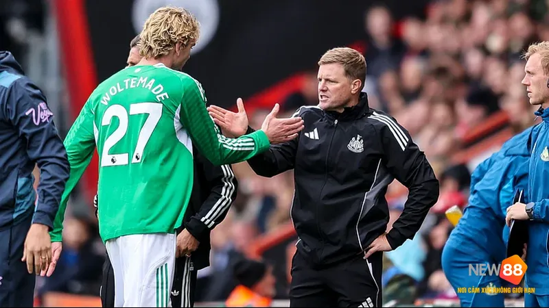 Cầu thủ Newcastle vượt qua cầu thủ Bradford City trong trận đấu b&oacute;ng đ&aacute; - "Newcastle" vs&hellip;