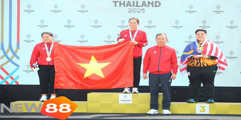 Khoảnh khắc Thu Vinh v&agrave; Th&ugrave;y Trang giương cao l&aacute; cờ Tổ quốc