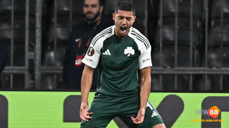 Cầu thủ của Panathinaikos chạy nhanh với b&oacute;ng trước sự &aacute;p đảo của cầu thủ của G.A. Eagles