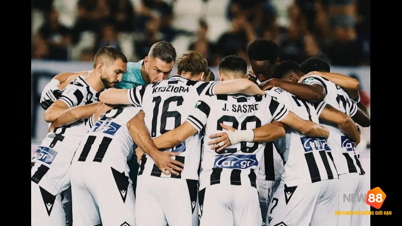 Cầu thủ PAOK với b&oacute;ng trước h&agrave;ng ph&ograve;ng thủ của Maccabi Tel Aviv