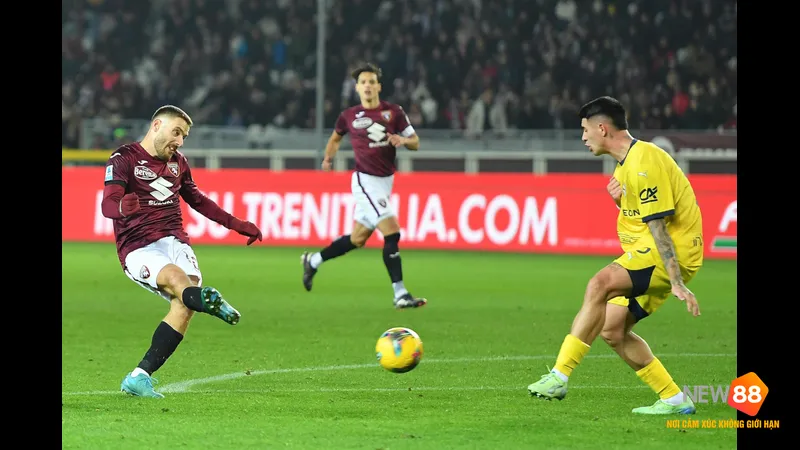 Cầu thủ Parma với sự quyết t&acirc;m vượt qua hậu vệ Torino tr&ecirc;n s&acirc;n cỏ