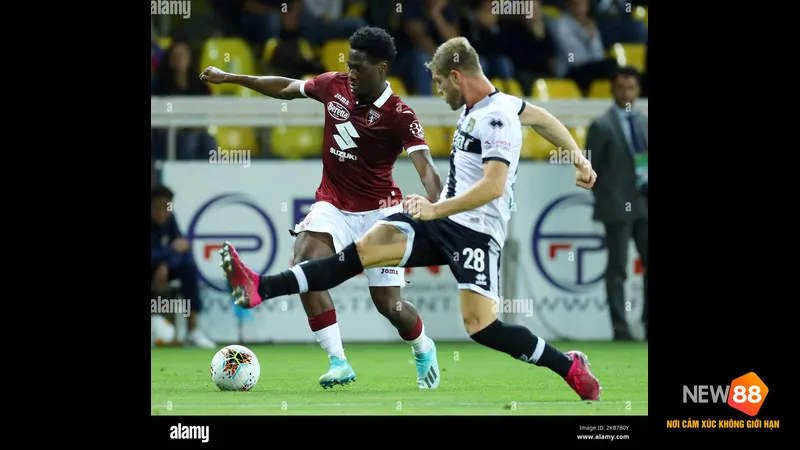 Cầu thủ Parma vượt qua cầu thủ Torino bằng kỹ thuật đi b&oacute;ng tinh tế