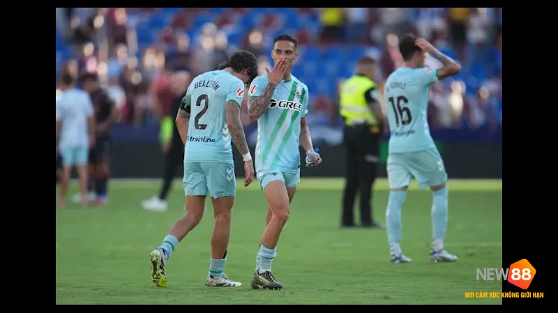 Cầu thủ Real Betis với chiếc &aacute;o xanh đang lao v&agrave;o vị tr&iacute; s&uacute;t b&oacute;ng trước sự &aacute;p s&aacute;t của cầu&hellip;