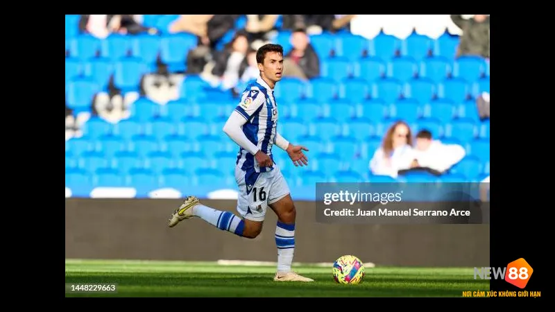 Cầu thủ Real Sociedad tung c&uacute; đ&aacute; mạnh v&agrave;o khung th&agrave;nh Rayo Vallecano