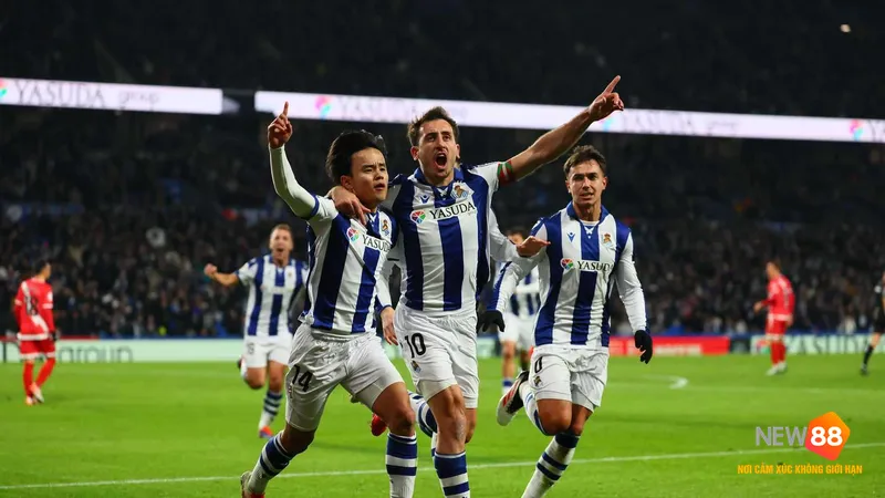 Cầu thủ của Real Sociedad đối mặt với cầu thủ của Rayo Vallecano trong t&igrave;nh huống hấp dẫn&hellip;