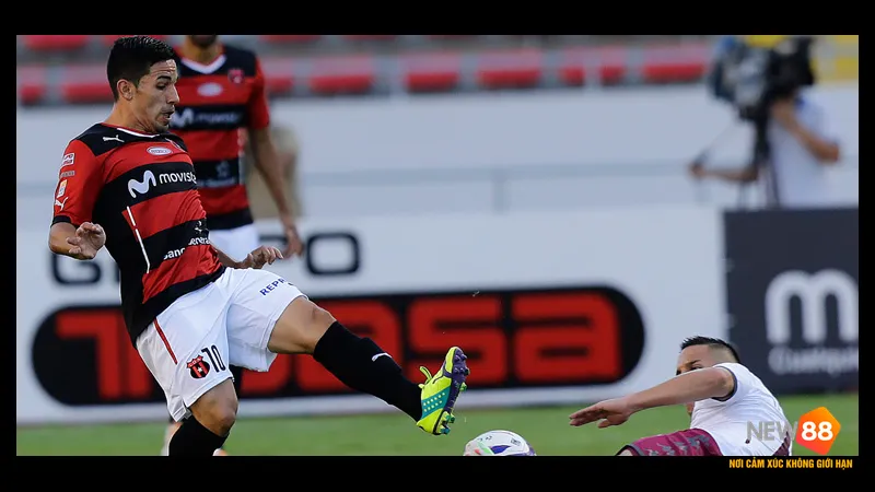 H&agrave;nh động trong trận đấu giữa Saprissa v&agrave; Zeledon
