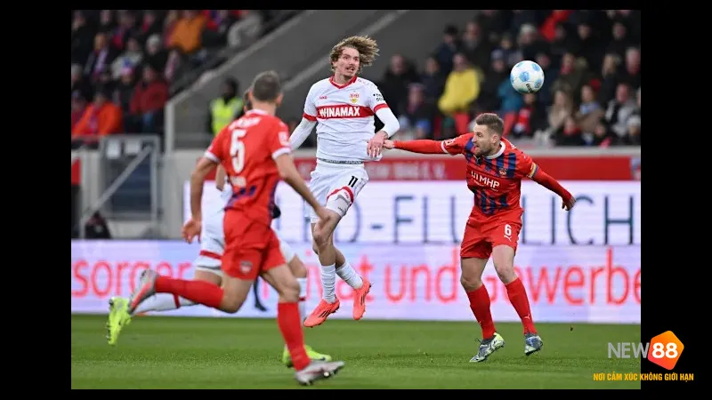 Cầu thủ Stuttgart với sự quyết t&acirc;m vượt qua ph&ograve;ng ngự của Heidenheim.