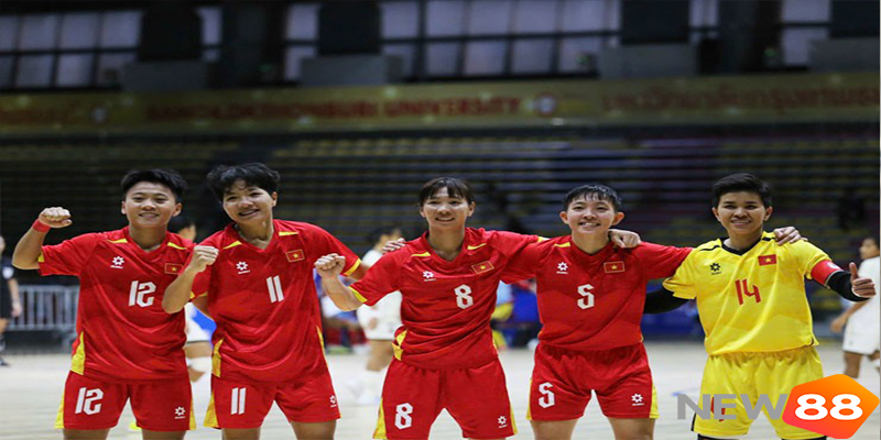 Thanh Ng&acirc;n tỏa s&aacute;ng với c&uacute; đ&uacute;p trong chung kết