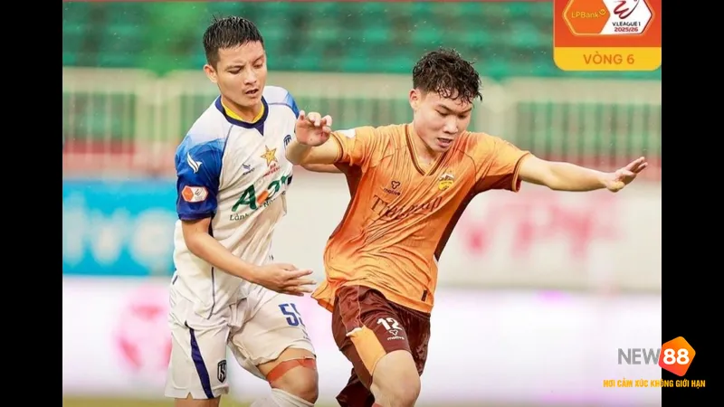 Cầu thủ U20 Mexico vượt qua cầu thủ U20 Ma Rốc trong trận đấu b&oacute;ng đ&aacute;