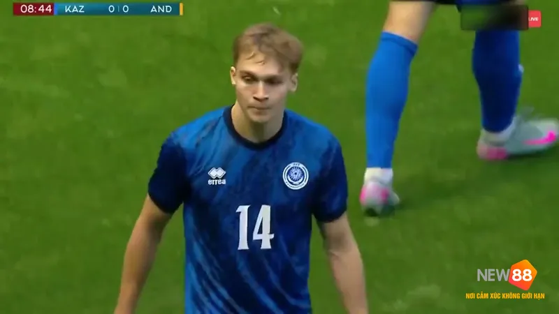 Cầu thủ U21 Andorra chạy nhanh với b&oacute;ng trước sự &aacute;p s&aacute;t của cầu thủ U21 Kazakhstan