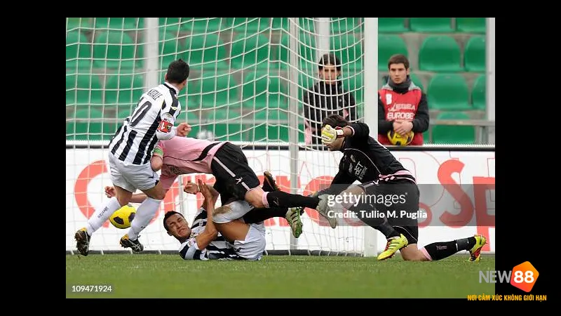 H&agrave;nh động trong trận đấu giữa Udinese v&agrave; Palermo
