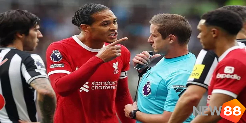 Van Dijk thất vọng với h&agrave;ng thủ Liverpool